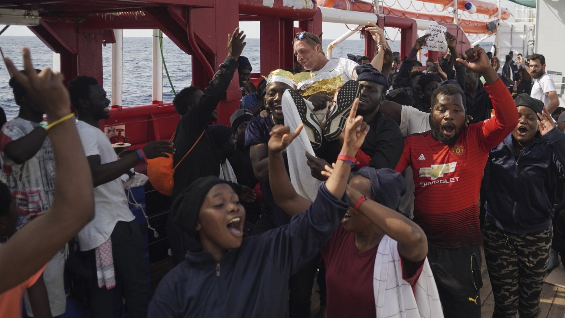 I migranti soccorsi dalla nave Ocean Viking 