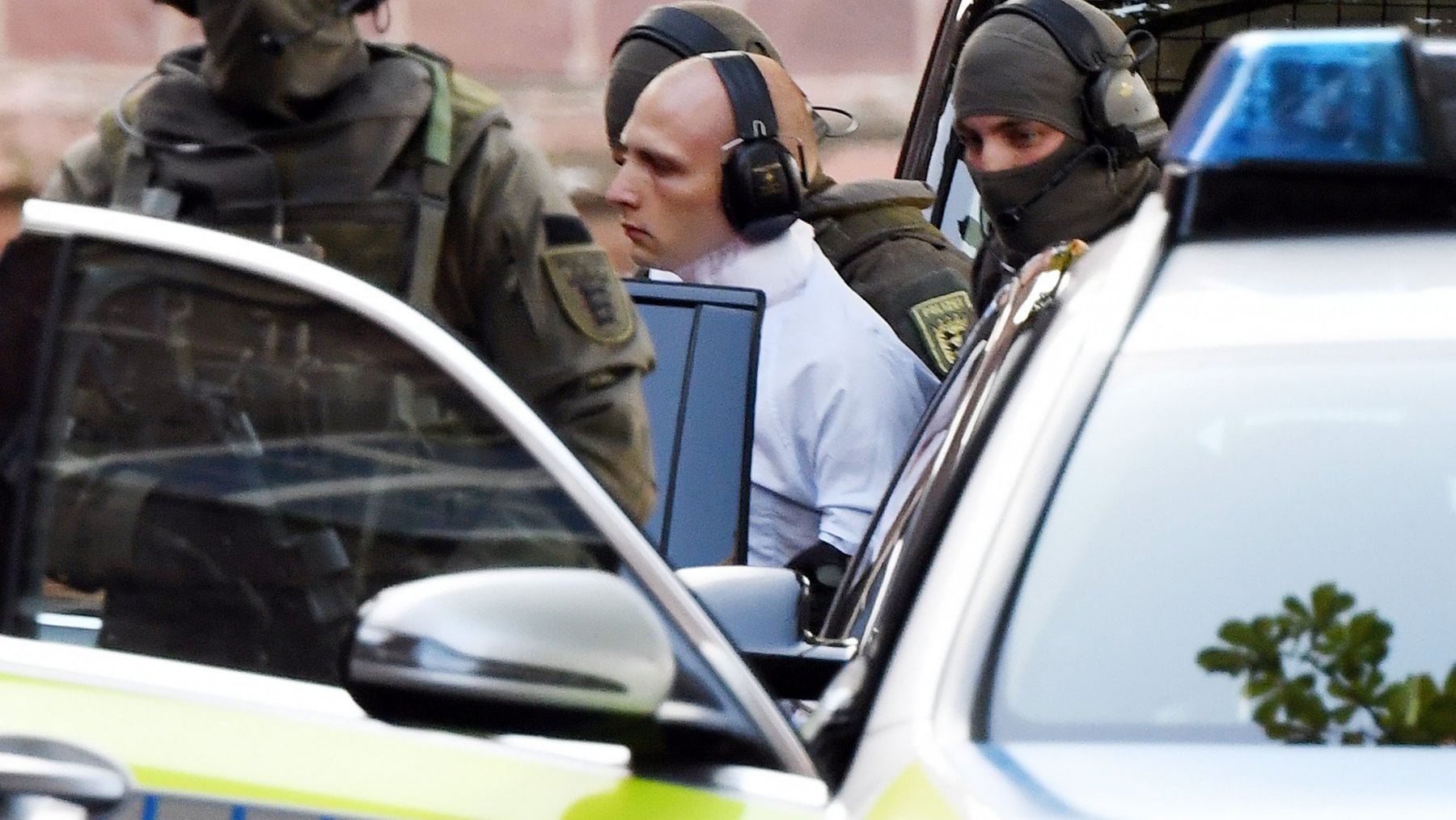 Stephan Balliet, 27 anni, catturato dalla polizia dopo la strage di Halle, in Germania