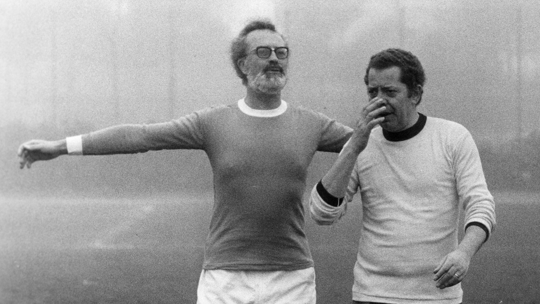 Eugenio Scalfari nel 1974 a una partita di calciocon il giornalista e photoeditor Franco Lefevre