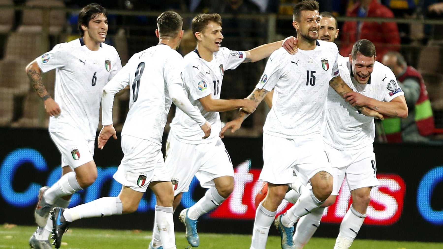 L'esultanza degli azzurri dopo il gol di Acerbi contro la Bosnia