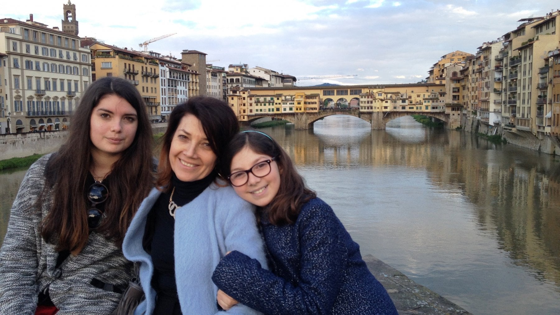 Emma (a destra) con la mamma e la sorella