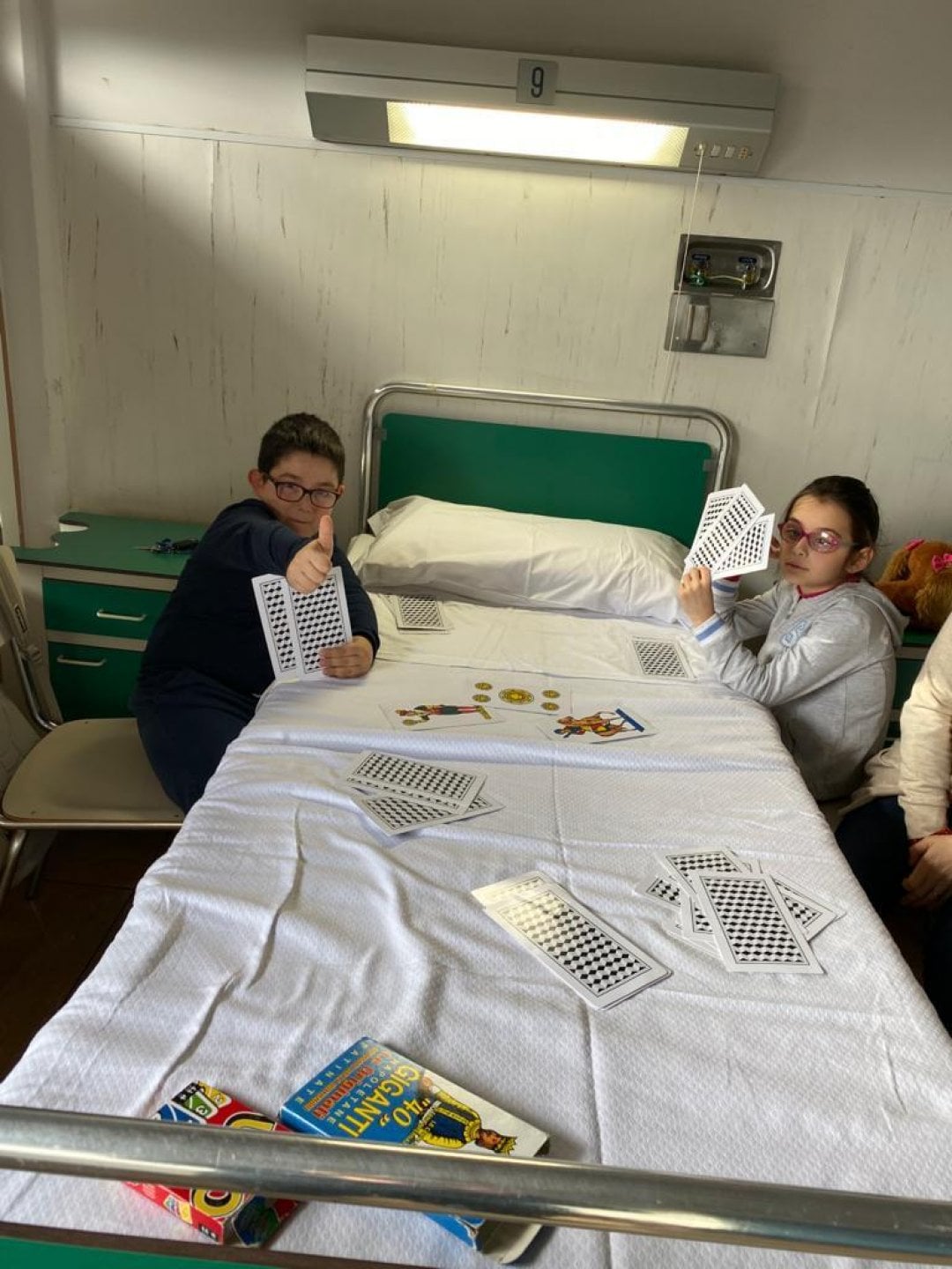 Matteo in ospedale con l'altra bambina pugliese