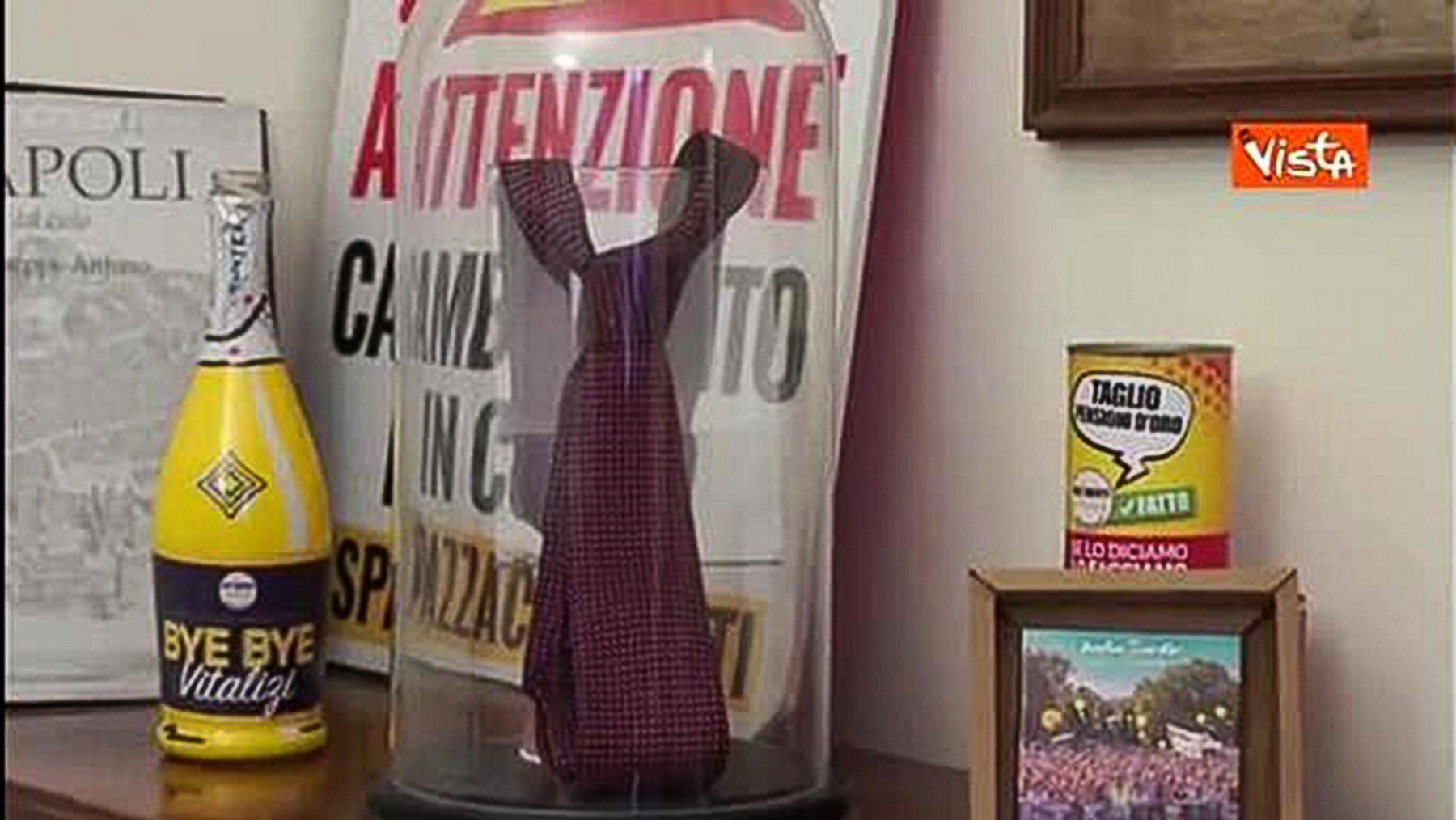La cravatta che Luigi Di Maio si &egrave; tolto al momento delle sue dimissioni da capo politico dei 5 Stelle