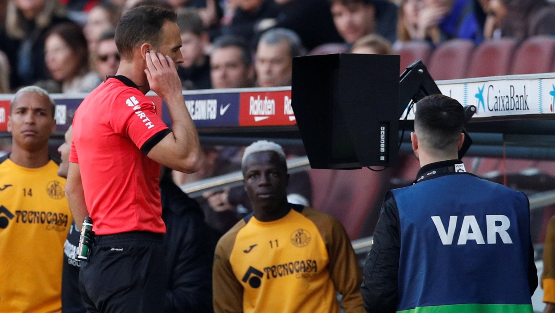 &nbsp;Un arbitro al controllo del Var