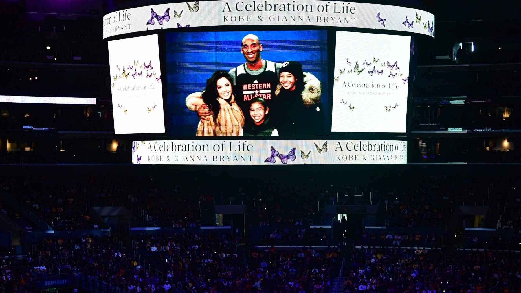 Un'immagine della famiglia Bryant proiettata nel maxischermo dello Staples Center di Los Angeles durante la cerimonia pubblica per Kobe e Gianna