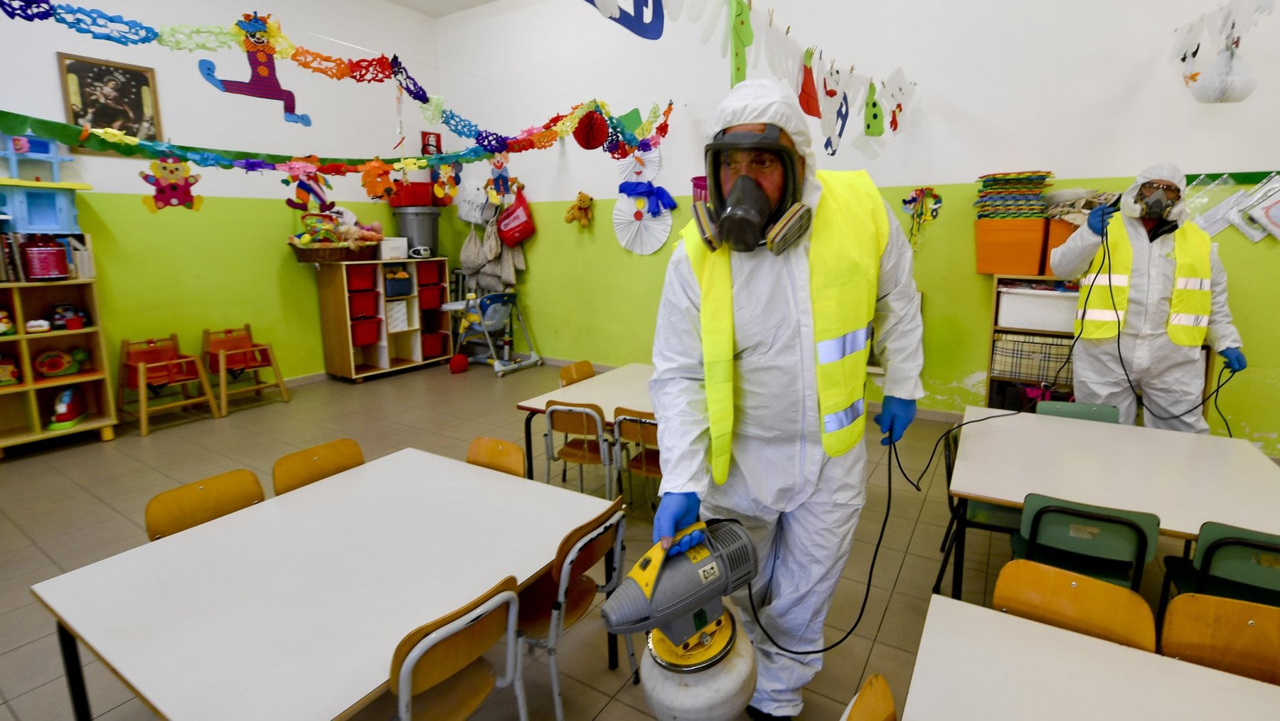 Un momento delle operazioni di igienizzazione e sanificazione a Napoli previste per 500 le scuole pubbliche, private e parificate, previste dal Comune di Napoli e che dovrebbero terminare nella giornata di sabato, 27 febbraio 2020. ANSA/ CIRO FUSCO