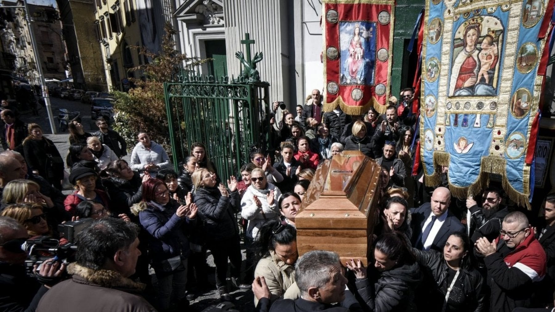Napoli, i funerali di Fortuna Bellisario, il 13 marzo 2019. Madre di tre figli, 36nne, venne uccisa a botte dal marito in un appartamento del quartiere Miano. 
