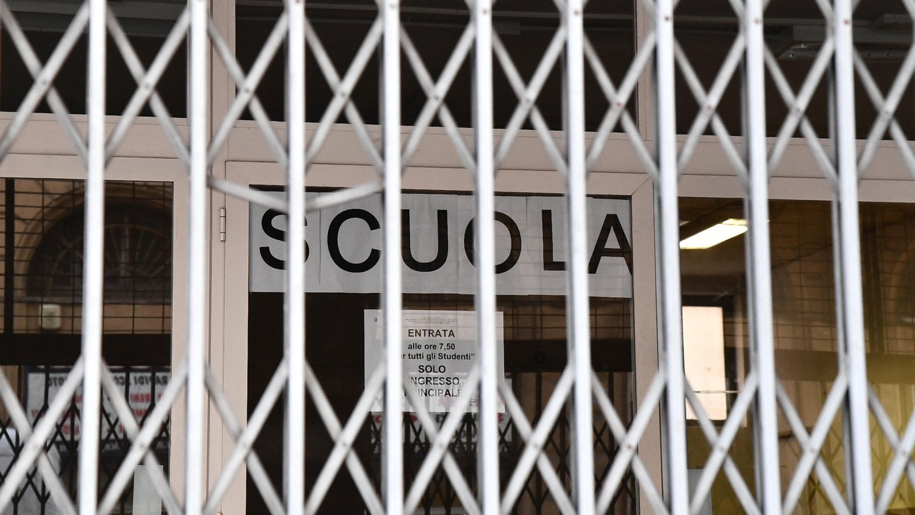I cancelli di una scuola superiore chiusi dopo le misure prese dalla regione Liguria. Genova, 24 Febbraio 2020.