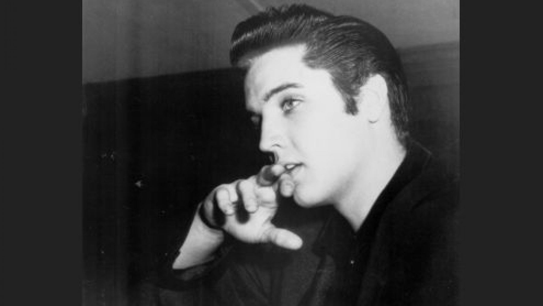 5 luglio del 1954, nei locali della Sun Records di Memphis, da camionista di bell'aspetto di Tupelo, Mississippi,  Elvis Aaron Presley diventa il re del rock&amp;roll. Abbatte i preconcetti puritani  dell'America bianca. Sam Phillips, proprietario degli studi, sente Elvis  suonare la chitarra e cantare, a velocit&agrave; doppia rispetto  all'originale, "That's Alright, Mama",  un vecchio blues di Arthur "Big  Boy" Crudup. &Egrave; un nuovo sound, in  grado di abbattere all'istante le  barriere tra generi  musicali: allo stesso tempo country, r&amp;b, folk e  pop. Accende il registratore e la storia della musica cambier&agrave; in un  istante, la sera torrida di un'estate infuocata.&nbsp; 