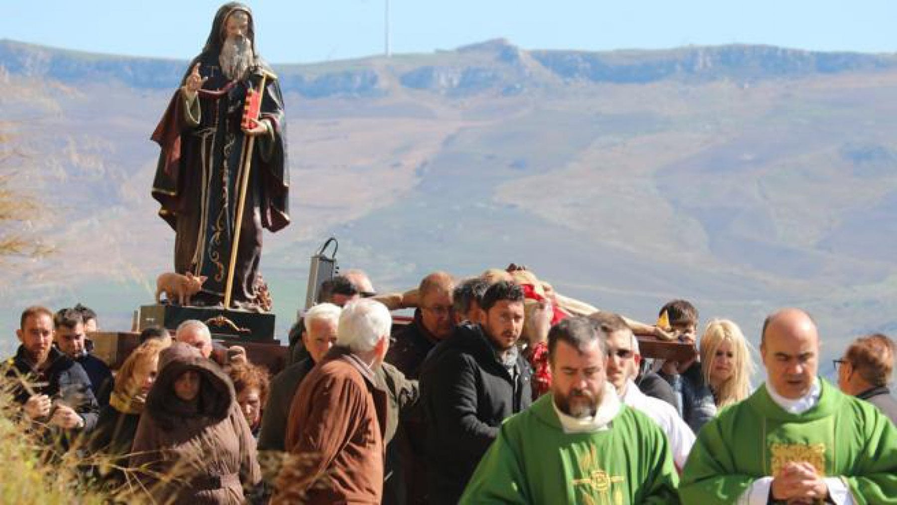 La processione per invocare la pioggia nelle campagne di Marianopoli in Sicilia
