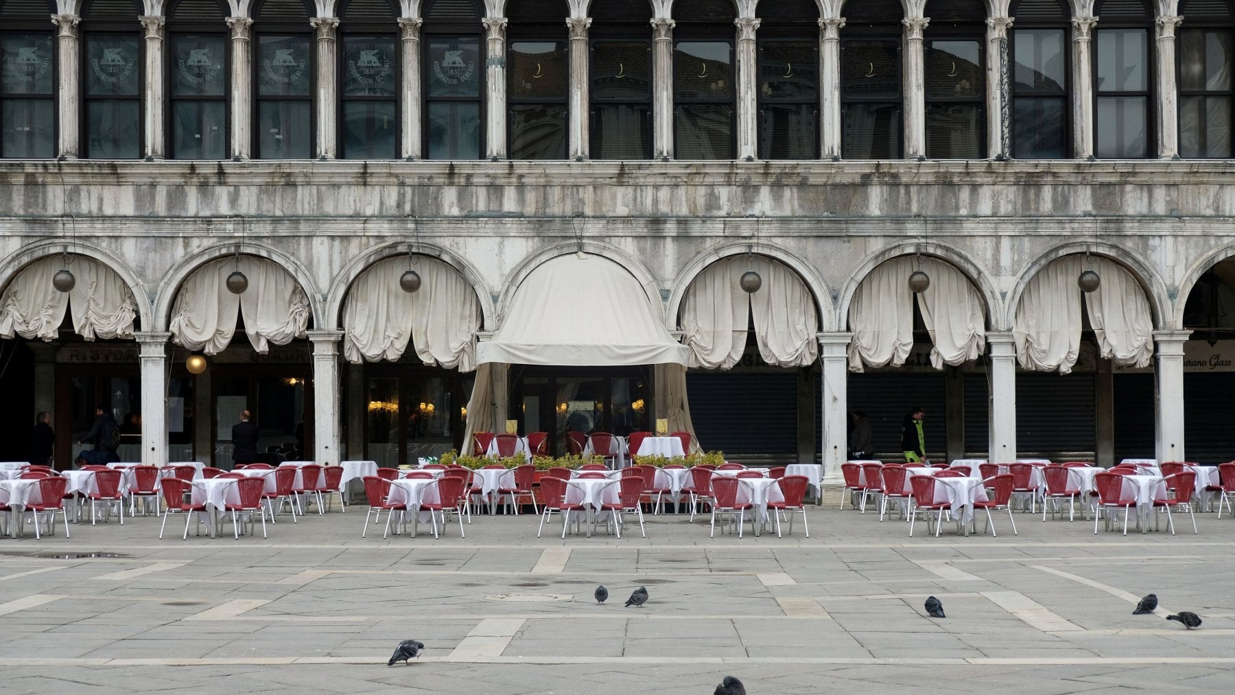 Un ristorante vuoto nella quasi deserta piazza San Marco a Venezia, 10 marzo 2020 REUTERS/Manuel Silvestri