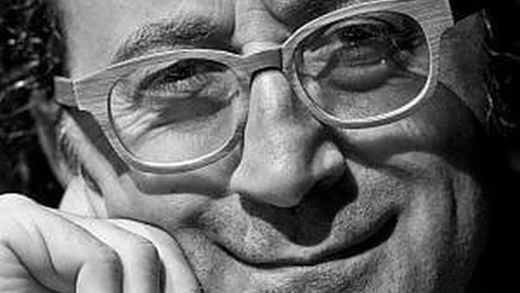 L'attore Giovanni Esposito, nato a Napoli nel 1970. Comico e cabarettista.