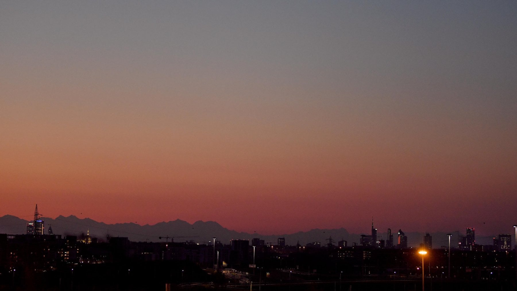 Il tramonto di Milano, tra le citt&agrave; pi&ugrave; colpite dal Coronavirus, 24 marzo 2020 (ANSA/DANIEL DAL ZENNARO)