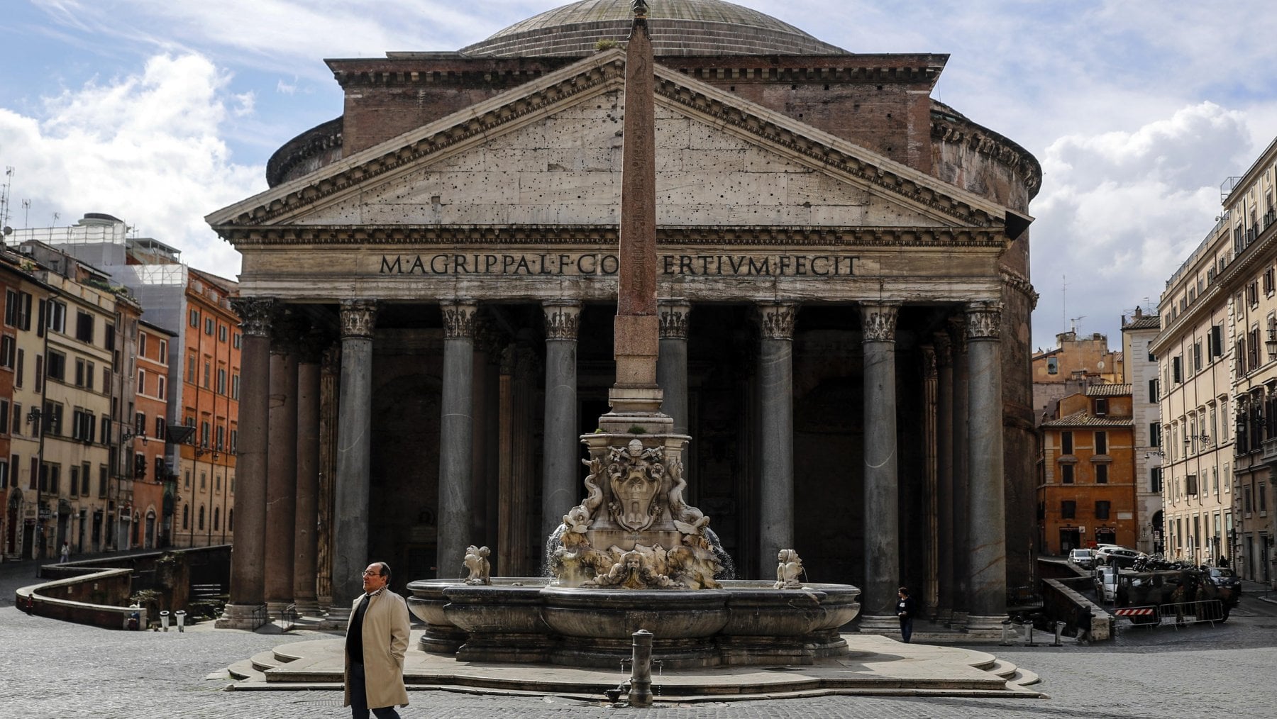Un uomo solitario passeggia davanti al Pantheon in una Roma deserta, il 27 marzo 2020 (Riccardo Antimani/ANSA)