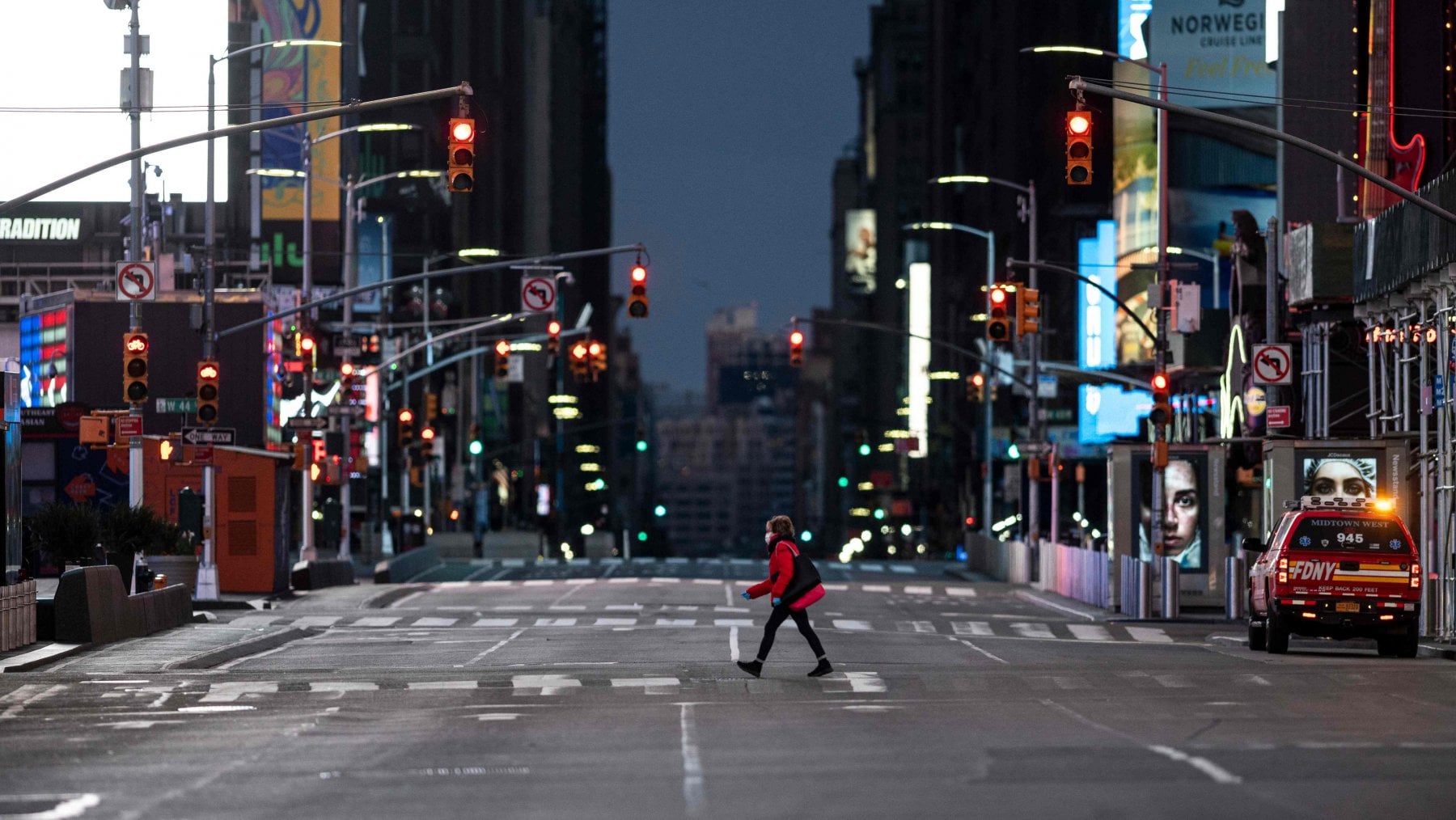 Una donna passeggia a Times Square, 23 aprile 2020 (Johannes Eisele/AFP)