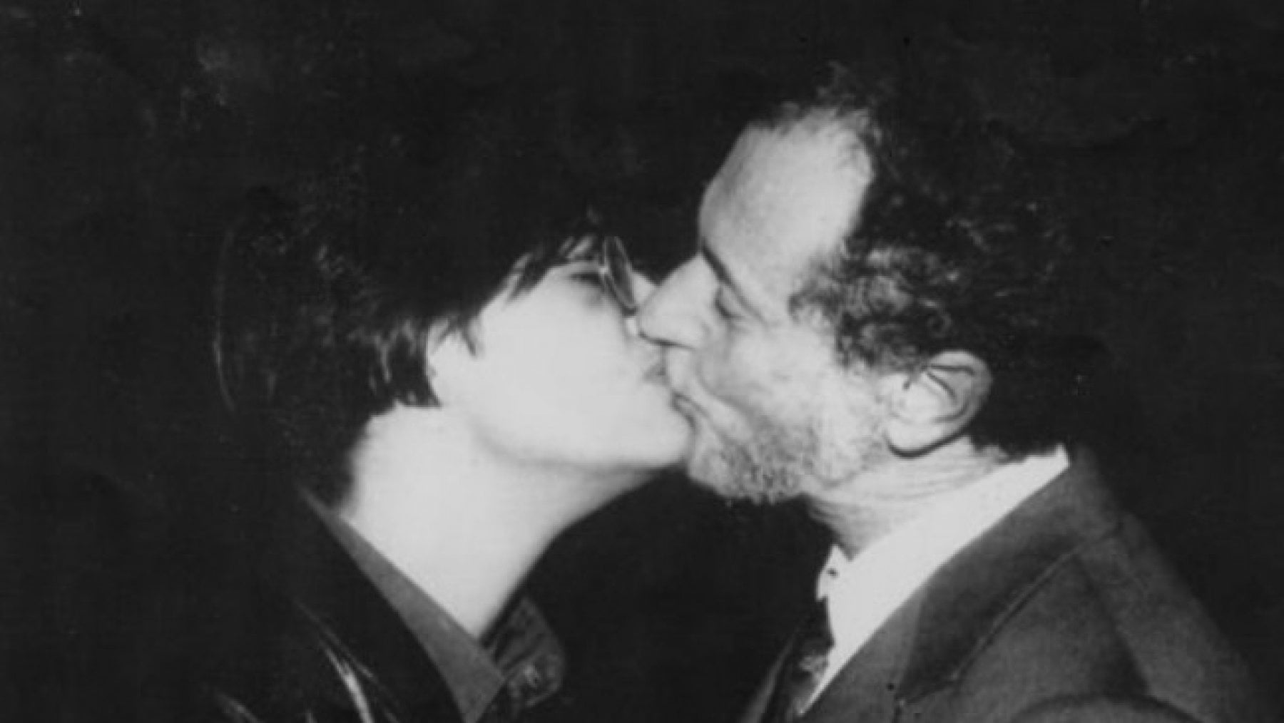 2 dicembre 1991: Fernando Aiuti bacia Rosaria Iardino, all&rsquo;epoca sieropositiva, a un convegno sull&rsquo;Aids