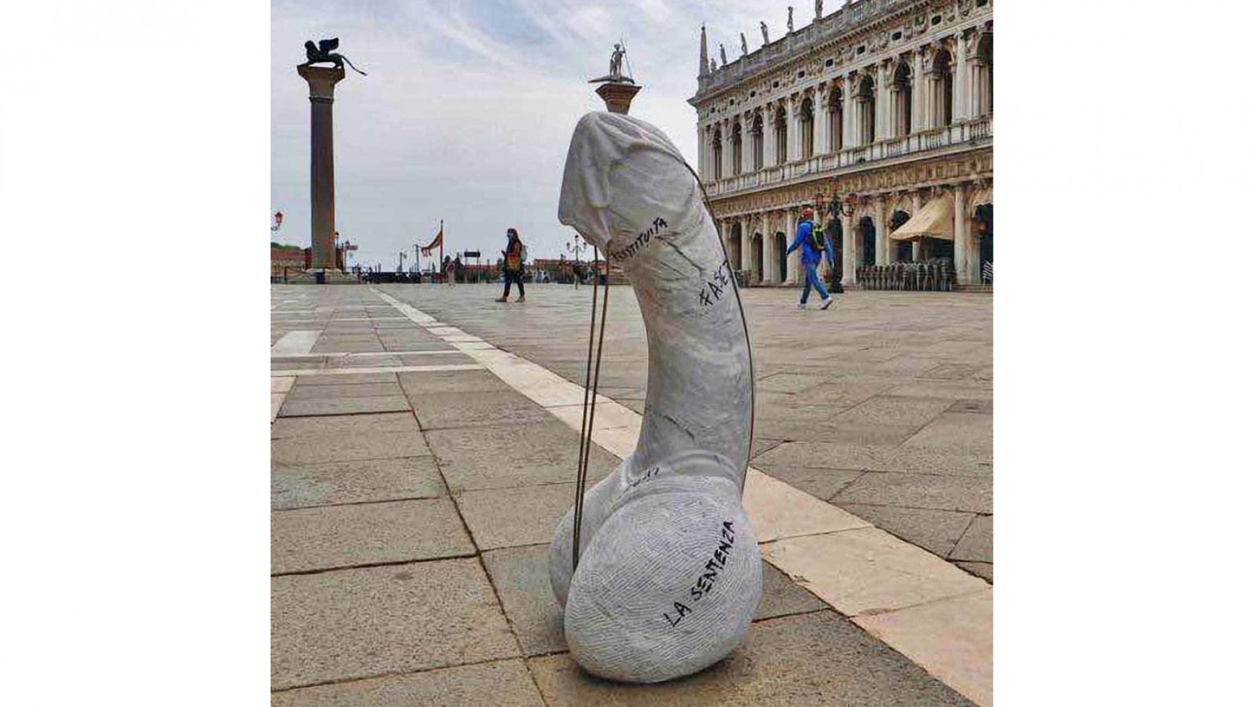 Un metro di altezza per 200 chili di peso, la scultura apparsa in piazza San Marco a Venezia