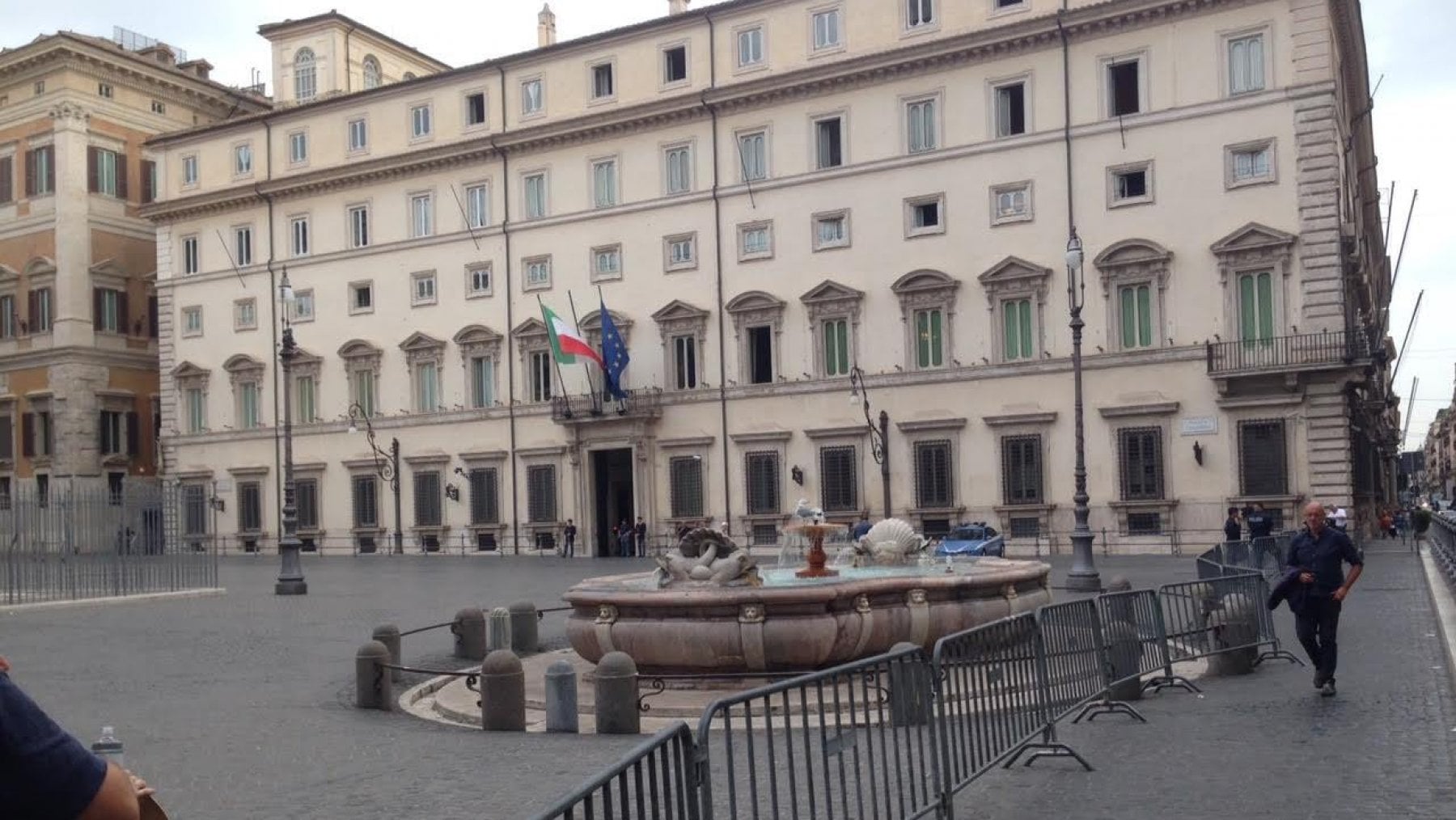 Palazzo Chigi, tra piazza Colonna, transennata, e via del Corso