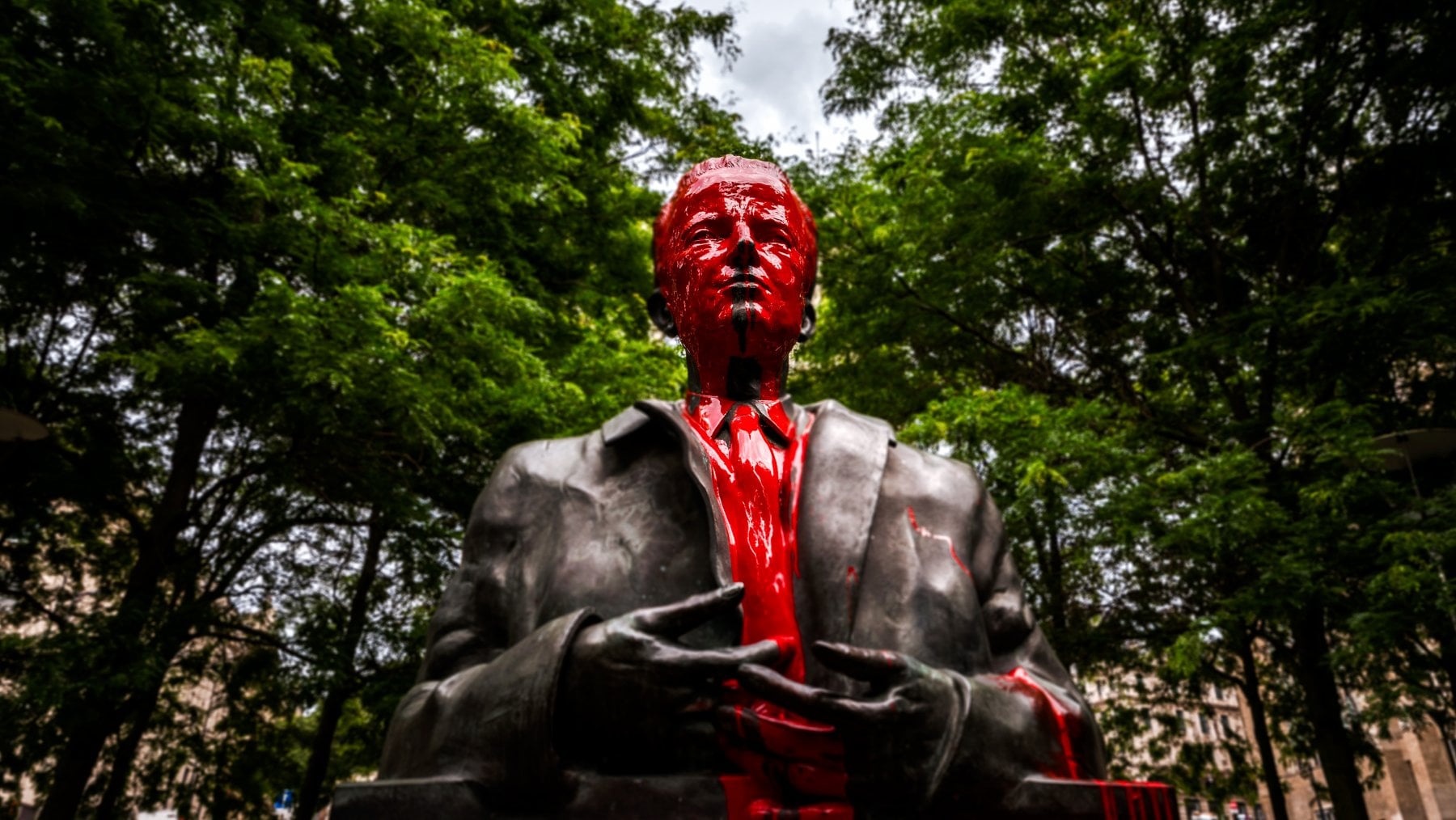 Una delle statue coperte di vernice rossa a Bruxelles durante le recenti proteste contro colonialismo e razzismo&nbsp;&nbsp;&nbsp;&nbsp;&nbsp;&nbsp;Rileva linguaAfrikaansAlbaneseAmaricoAraboArmenoAzeroBascoBengaleseBielorussoBirmanoBosniacoBulgaroCatalanoCebuanoCecoChichewaCinese sempCinese tradCoreanoCorsoCreolo HaitianoCroatoCurdoDaneseEbraicoEsperantoEstoneFilippinoFinlandeseFranceseFrisoneGaelico scozzeseGalizianoGalleseGeorgianoGiapponeseGiavaneseGrecoGujaratiHausaHawaianoHindiHmongIgboIndonesianoIngleseIrlandeseIslandeseItalianoKannadaKazakoKhmerKirghisoLaoLatinoLettoneLituanoLussemburgheseMacedoneMalayalamMaleseMalgascioMalteseMaoriMarathiMongoloNepaleseNorvegeseOlandesePashtoPersianoPolaccoPortoghesePunjabiRumenoRussoSamoanoSerboSesothoShonaSindhiSingaleseSlovaccoSlovenoSomaloSpagnoloSundaneseSvedeseSwahiliTagikoTailandeseTamilTedescoTeluguTurcoUcrainoUnghereseUrduUsbecoVietnamitaXhosaYiddishYorubaZulu&nbsp;AfrikaansAlbaneseAmaricoAraboArmenoAzeroBascoBengaleseBielorussoBirmanoBosniacoBulgaroCatalanoCebuanoCecoChichewaCinese sempCinese tradCoreanoCorsoCreolo HaitianoCroatoCurdoDaneseEbraicoEsperantoEstoneFilippinoFinlandeseFranceseFrisoneGaelico scozzeseGalizianoGalleseGeorgianoGiapponeseGiavaneseGrecoGujaratiHausaHawaianoHindiHmongIgboIndonesianoIngleseIrlandeseIslandeseItalianoKannadaKazakoKhmerKirghisoLaoLatinoLettoneLituanoLussemburgheseMacedoneMalayalamMaleseMalgascioMalteseMaoriMarathiMongoloNepaleseNorvegeseOlandesePashtoPersianoPolaccoPortoghesePunjabiRumenoRussoSamoanoSerboSesothoShonaSindhiSingaleseSlovaccoSlovenoSomaloSpagnoloSundaneseSvedeseSwahiliTagikoTailandeseTamilTedescoTeluguTurcoUcrainoUnghereseUrduUsbecoVietnamitaXhosaYiddishYorubaZulu&nbsp;&nbsp;&nbsp;&nbsp;&nbsp;&nbsp;&nbsp;&nbsp;&nbsp;La funzione vocale &egrave; limitata a 200 caratteri&nbsp;&nbsp;Opzioni CronologiaOpinioniDonateChiudere