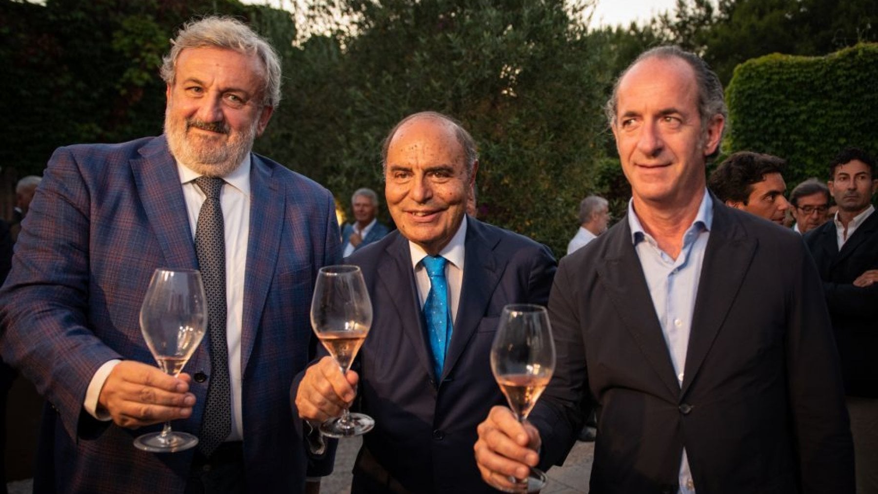Il governatore pugliese Michele Emiliano e quello del Veneto Luca Zaia. Al centro, Bruno Vespa