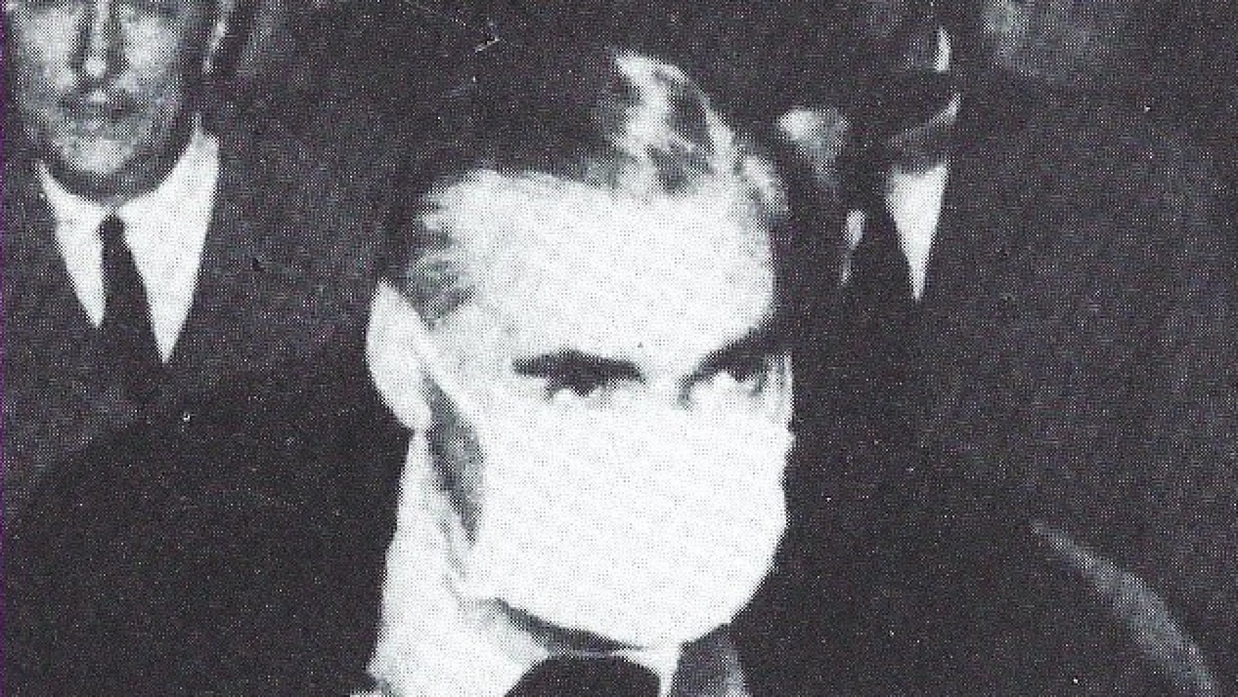 Marzo 1957: Curzio Malaparte al rientro dalla Cina. Nella foto l&rsquo;arrivo a Ciampino con la mascherina