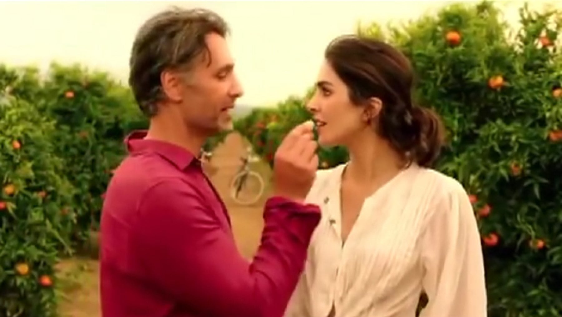 Raoul Bova e la compagna Roc&iacute;o Mu&ntilde;oz Morales nello spot sulla Calabria diretto da Gabriele Muccino