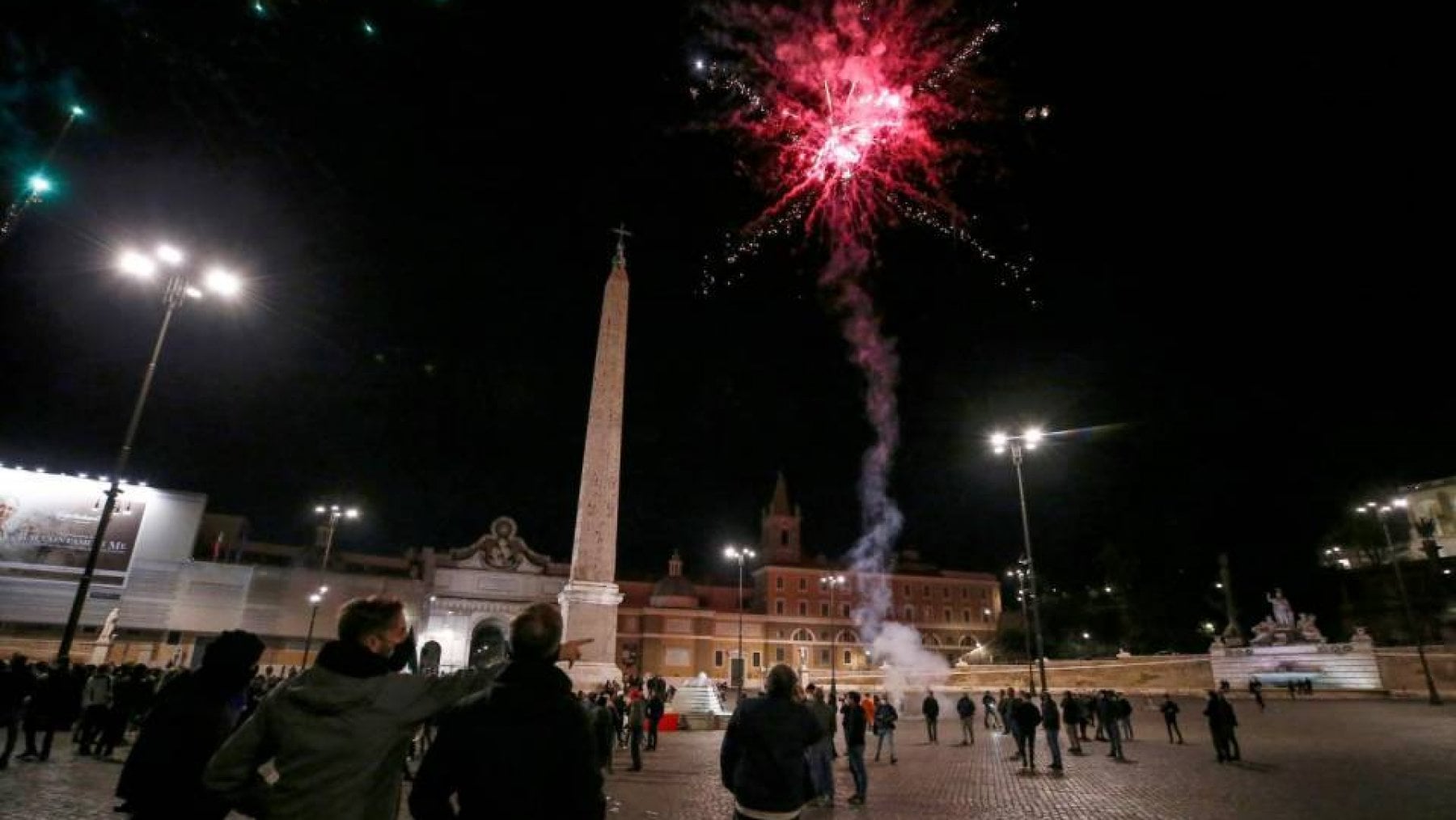 Fuochi d&rsquo;artificio a Piazza&nbsp;del Popolo, a Roma, durante le proteste&nbsp;per le chiusure dovute al Covid-19