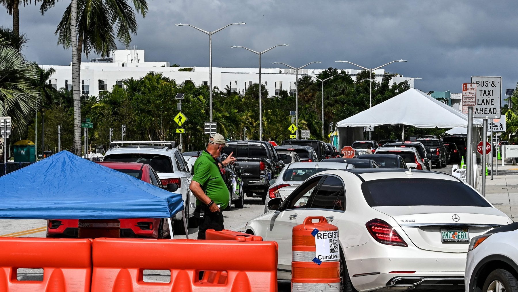 Un drive-through per i test Covid a Miami Beach, in Florida