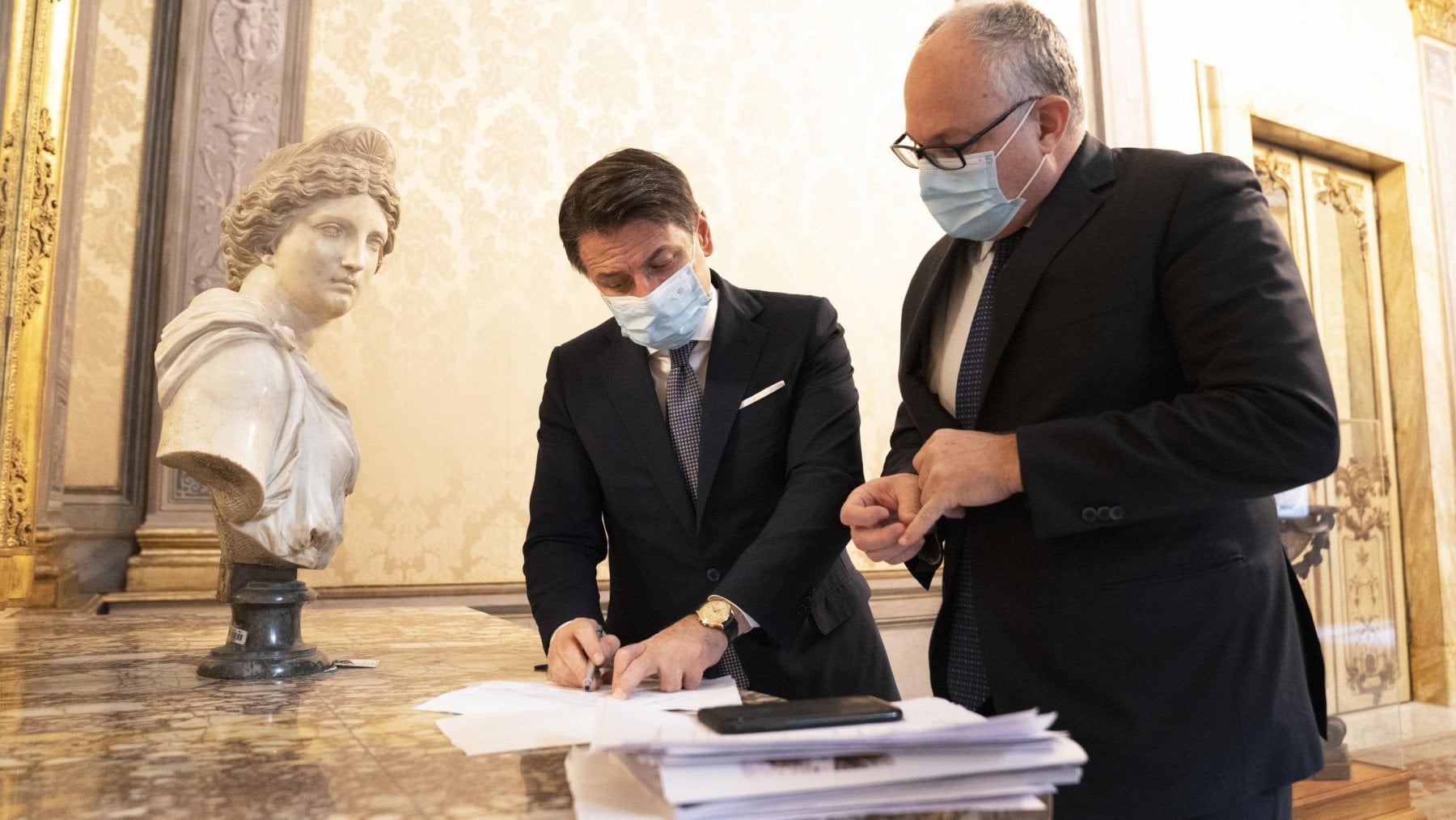 Il prermier Giuseppe Conte e il ministro dell'Economia Roberto Gualtieri