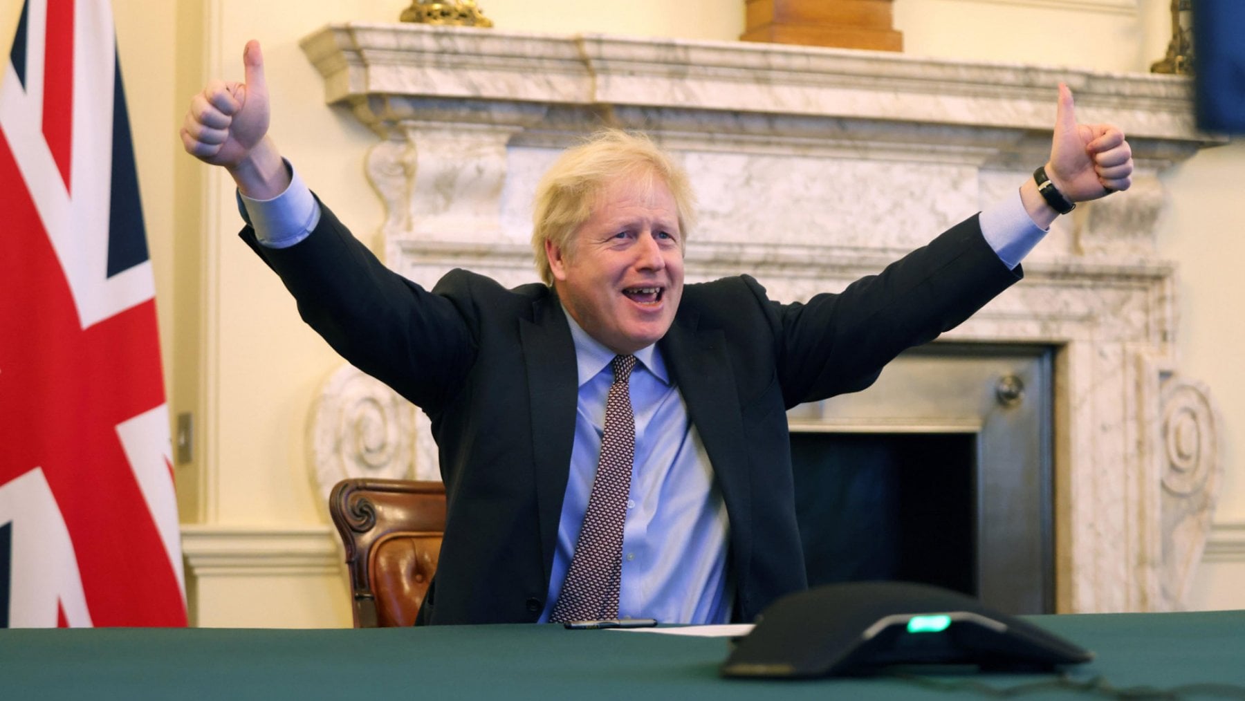 Con questa foto pubblicata su Twitter,&nbsp; Il premier britannico Boris Johnson conferma l'intesa raggiunta con l'Ue per la Brexit 