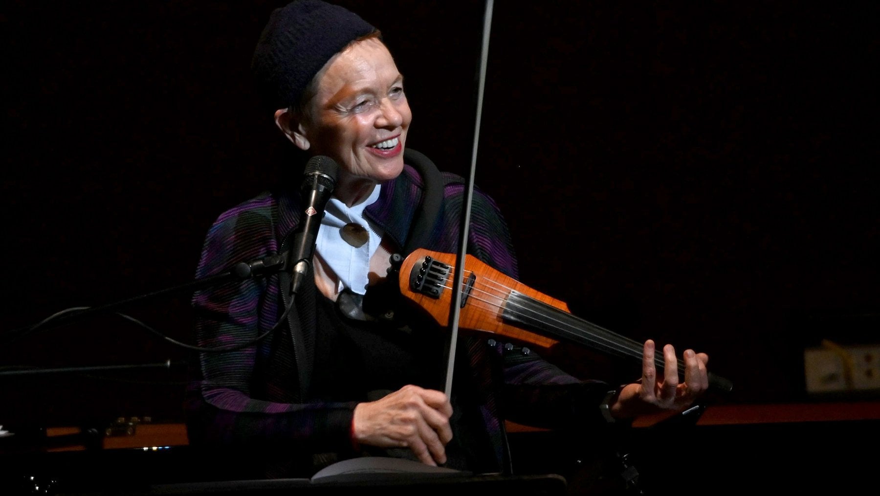 Laurie Anderson, l'artista in equilibrio tra due mondi