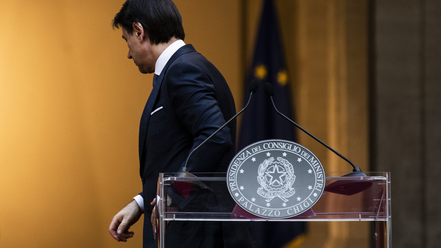Conte si dimette. È crisi al buio