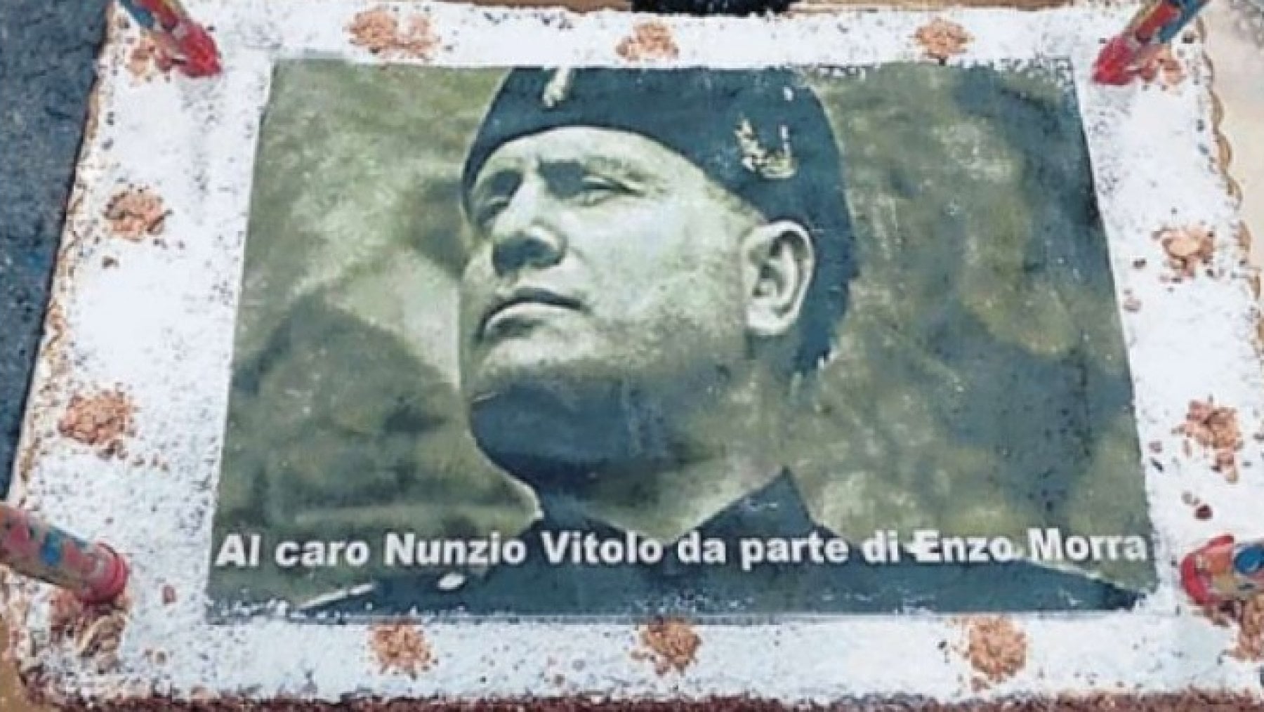 La torta del Duce preparata per festeggiare la pensione di un funzionario del IV municipio di Napoli