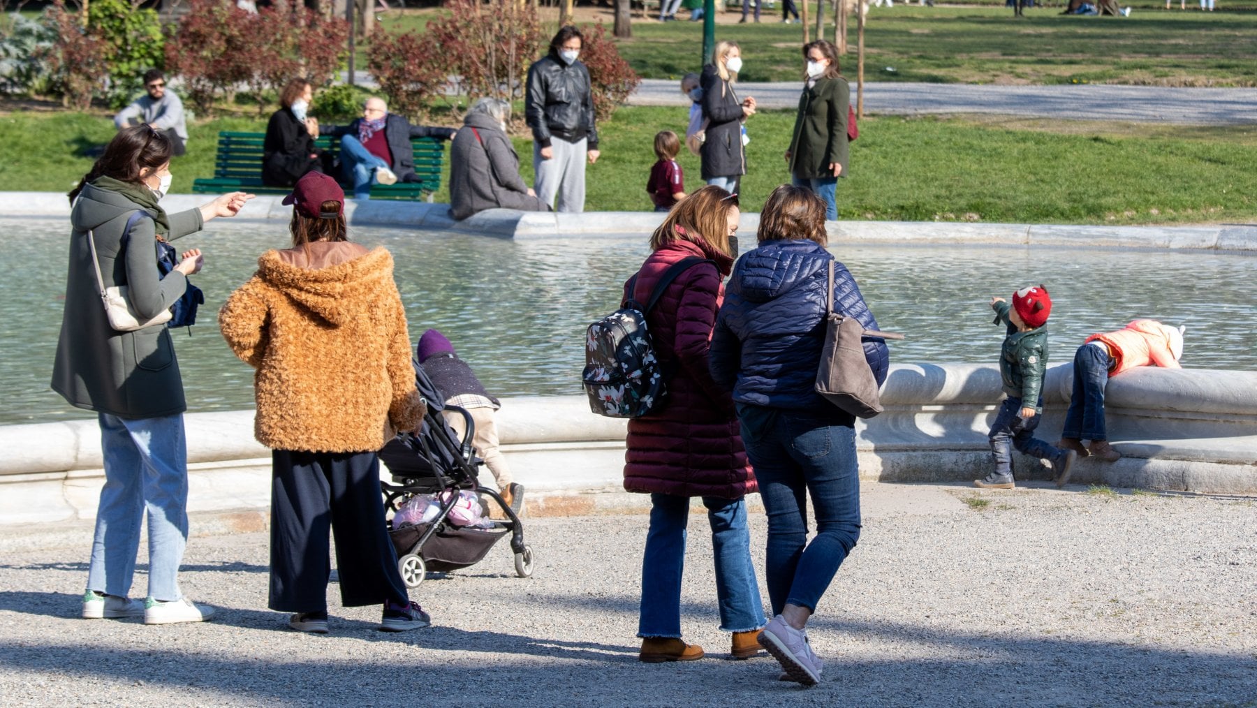 Milano, persone passeggiano ai giardini pubblici