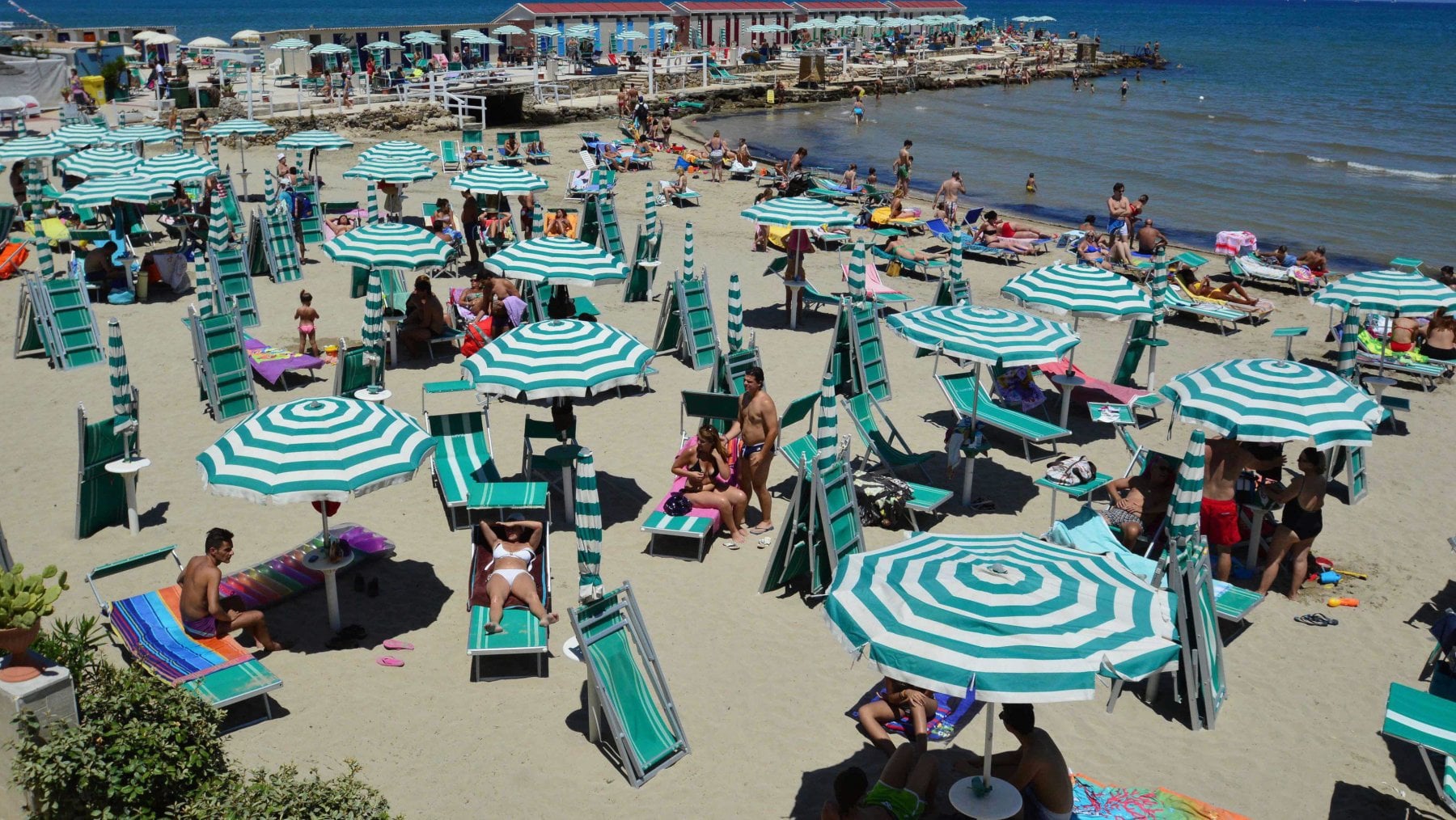 Covid,  il sogno di Draghi di andare in vacanza: desiderio di un’estate normale
