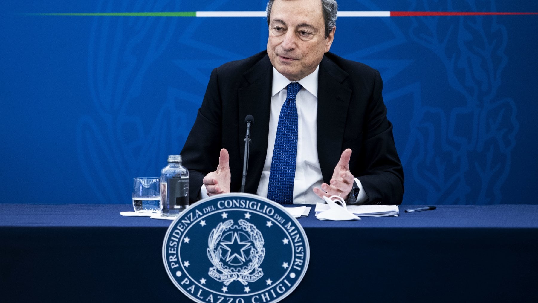 Draghi prepara il decreto sui vaccini: “Obbligo per chi lavora con i malati”
