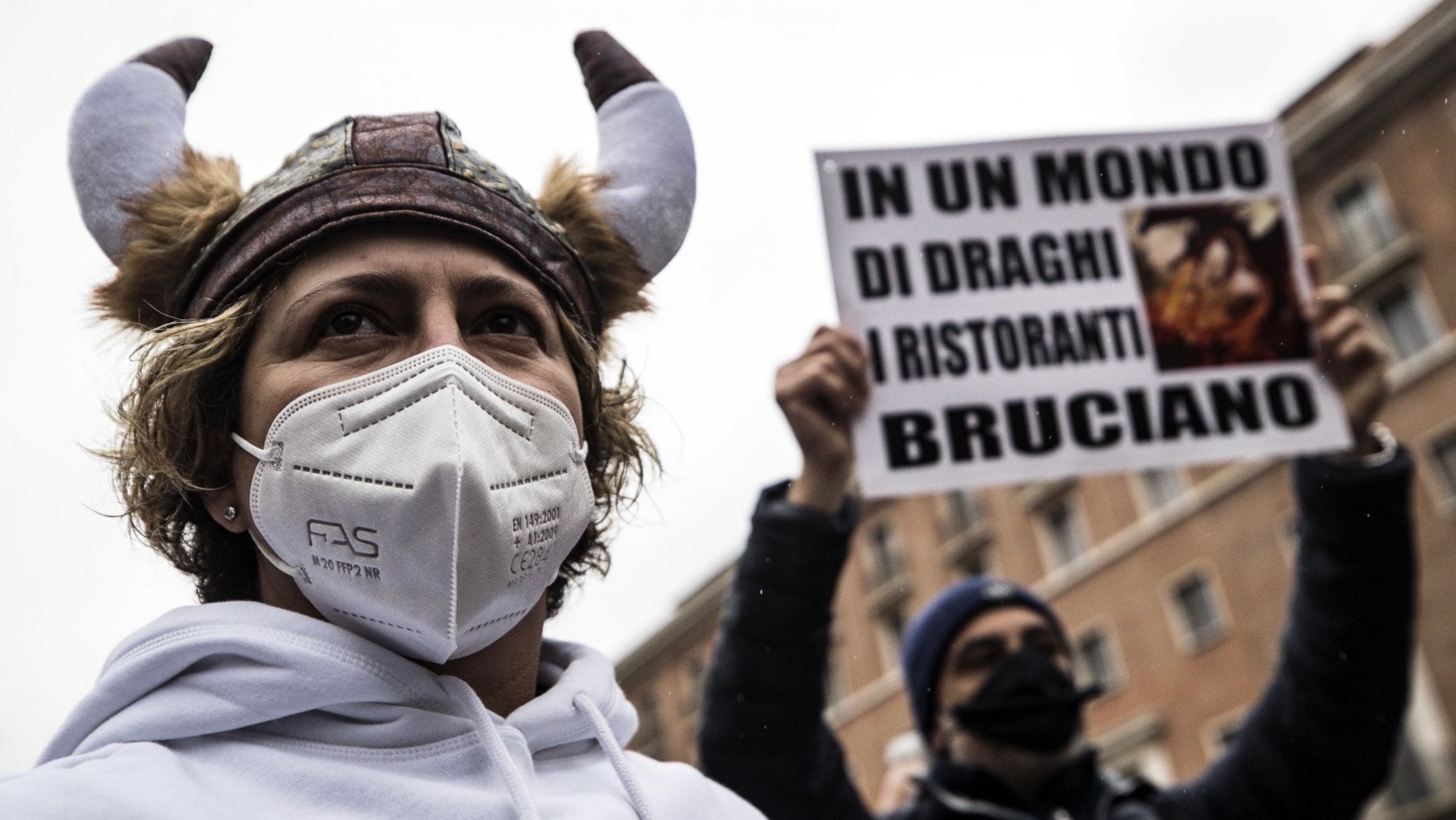 Due ristoratori in piazza a Roma protestano contro il governo Draghi (Angelo Carconi/ Ansa)