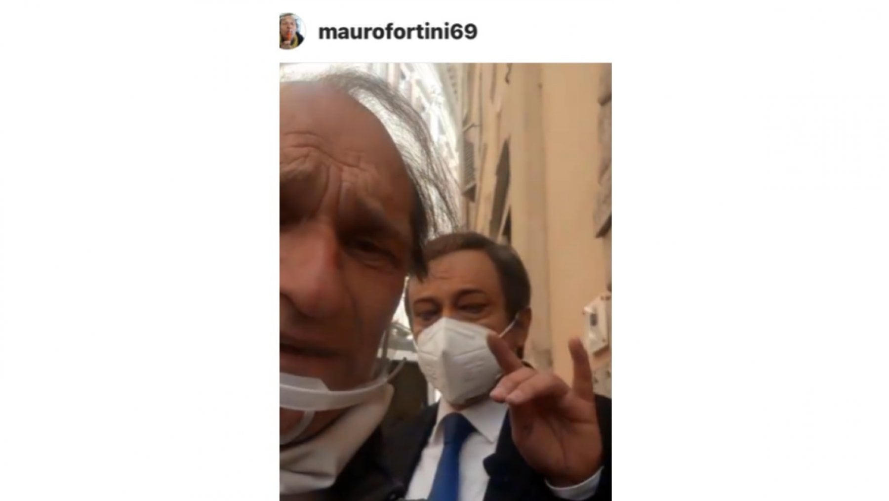 Lo screenshot con Mauro Fortini&nbsp;(a sinistra), &ldquo;presenzialista televisivo&rdquo;, e il finto Mario Draghi mentre fa le corna