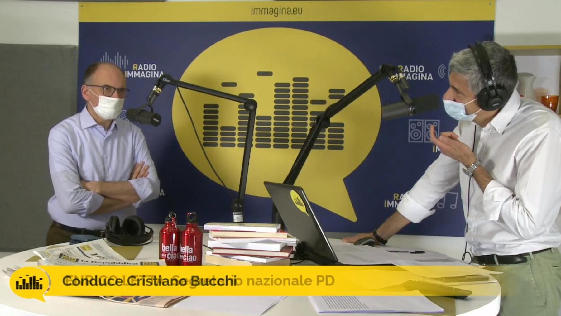 Enrico Letta negli studi della radio del Pd