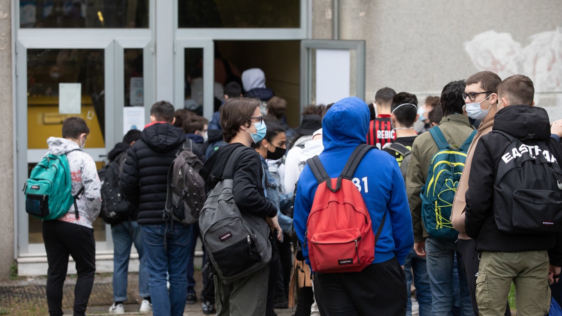 Adolescenti ma vaccinati, così i ragazzi torneranno a scuola