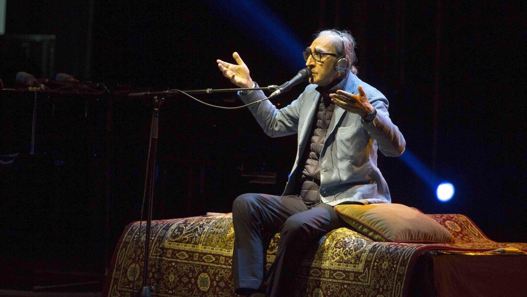 Ritratto di Franco Battiato: firmato Ernesto Assante, Carlo Conti e Dj Prezioso / L'Italia riapre, Emiliano: "Vacciniamoci anche in vacanza"
