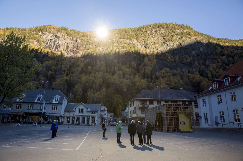 Norvegia, specchi giganti per illuminare la citt&agrave; buia
