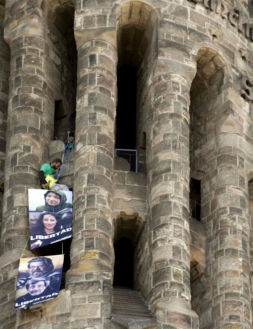 Spagna, attivisti Greenpeace scalano la Sagrada Familia