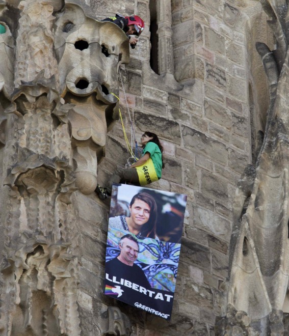 Spagna, attivisti Greenpeace scalano la Sagrada Familia
