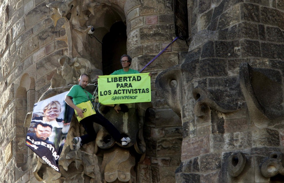 Spagna, attivisti Greenpeace scalano la Sagrada Familia