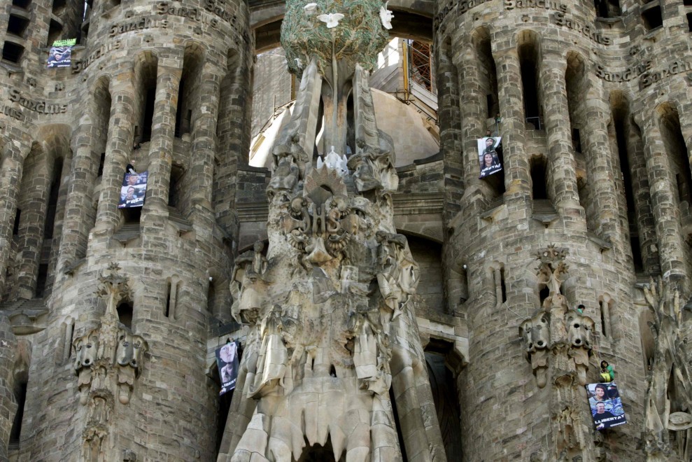Spagna, attivisti Greenpeace scalano la Sagrada Familia