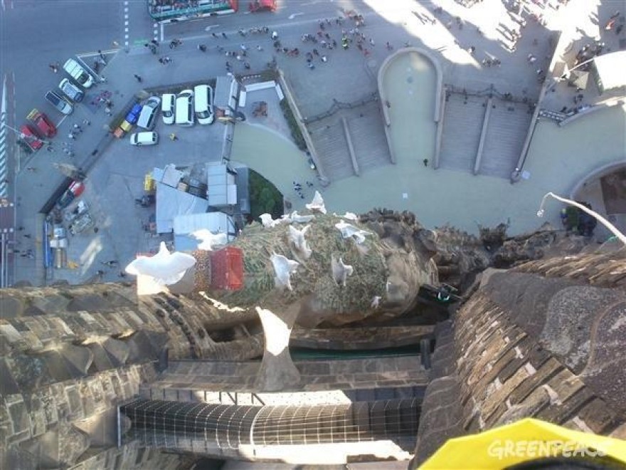Spagna, attivisti Greenpeace scalano la Sagrada Familia