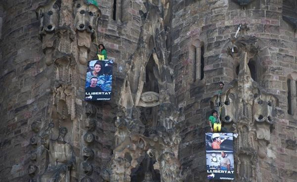 Spagna, attivisti Greenpeace scalano la Sagrada Familia