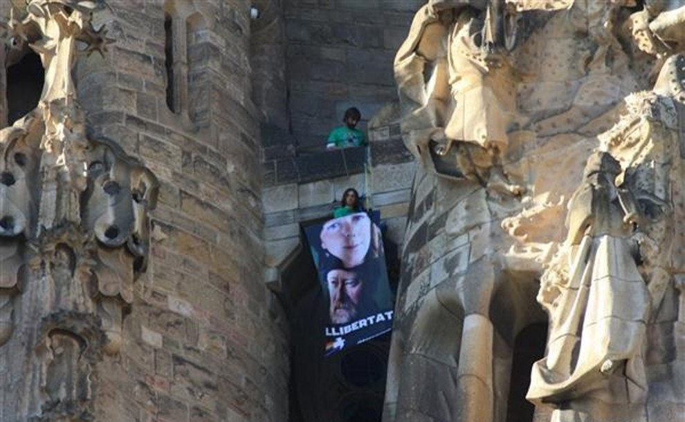 Spagna, attivisti Greenpeace scalano la Sagrada Familia