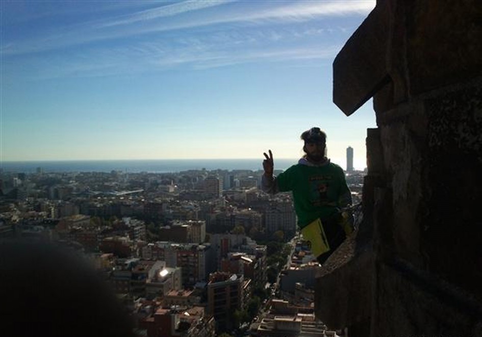 Spagna, attivisti Greenpeace scalano la Sagrada Familia
